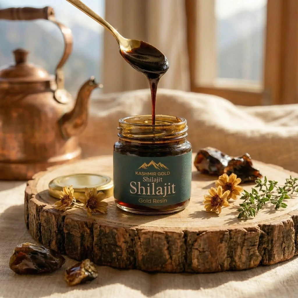 Gros plan sur la résine de shilajit himalayen dorée et ambre